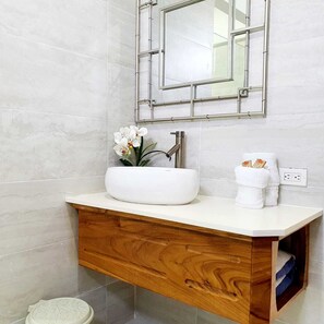 Comfort Double Room | Bathroom | Shower, rainfall showerhead, towels