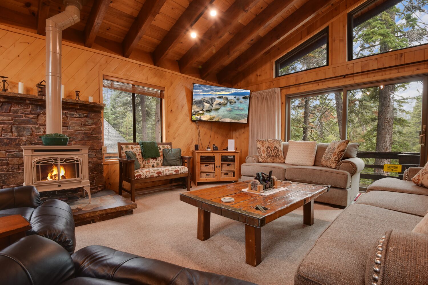 Lake Tahoe Treasure! 4 BDR Under 10 Min to Beaches, Skiing, Dining & More