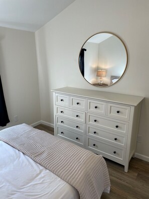 2 bedrooms, desk, iron/ironing board, WiFi