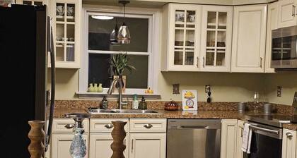 Pet friendly home, pond, paddle boat, fishing gear, hiking, wineries, game room