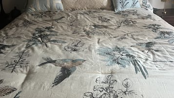 3 bedrooms, desk, WiFi, bed sheets