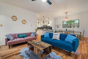 Smart-tv, boeken en een kantoor