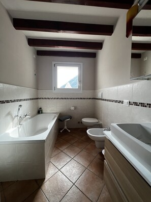 Family Suite | Bilik Mandi | Tab mandi dan pancuran berasingan, hulu semburan mandi hujan 