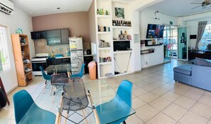 Living area - Loba Hostel Bucerias (Bucerías)