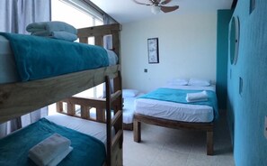 Dormitorio compartido familiar | Wifi gratis y ropa de cama