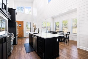 Fridge, microwave, oven, stovetop - The Pickled Bear in Hochatown/Broken Bow, OK (Broken Bow)