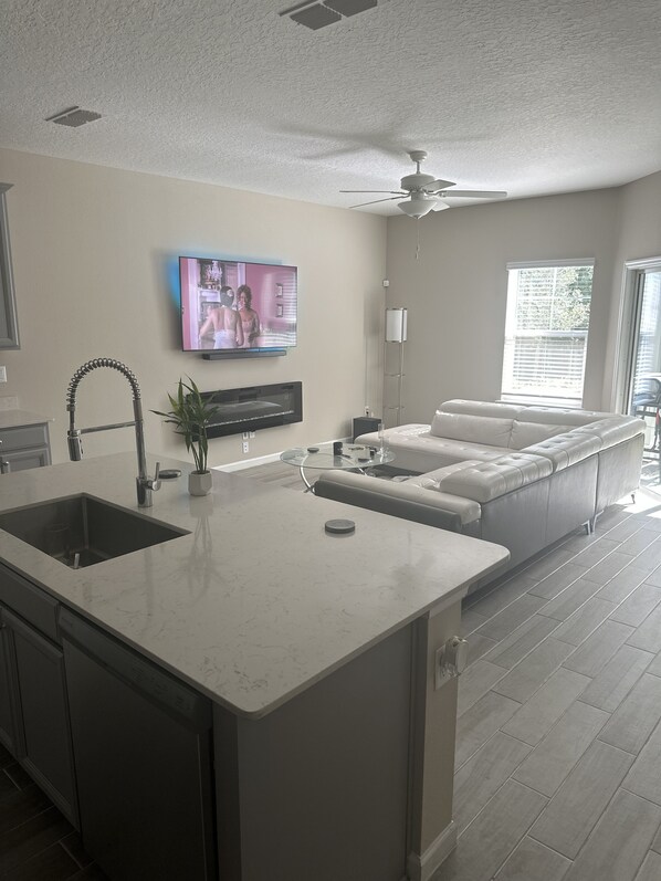 TV - Brand new modern townhome (Saint Johns)