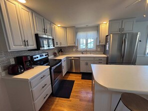 Réfrigérateur, plaque de cuisson, cafetière/bouilloire, tables à manger