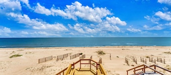 Beach Front, Pet Friendly, Private Swimming Pool & Hot Tub, Outdoor Kitchen!