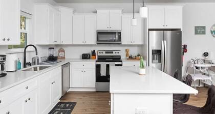 Perfect Getaway Prime Location w/Game Room & HotTub