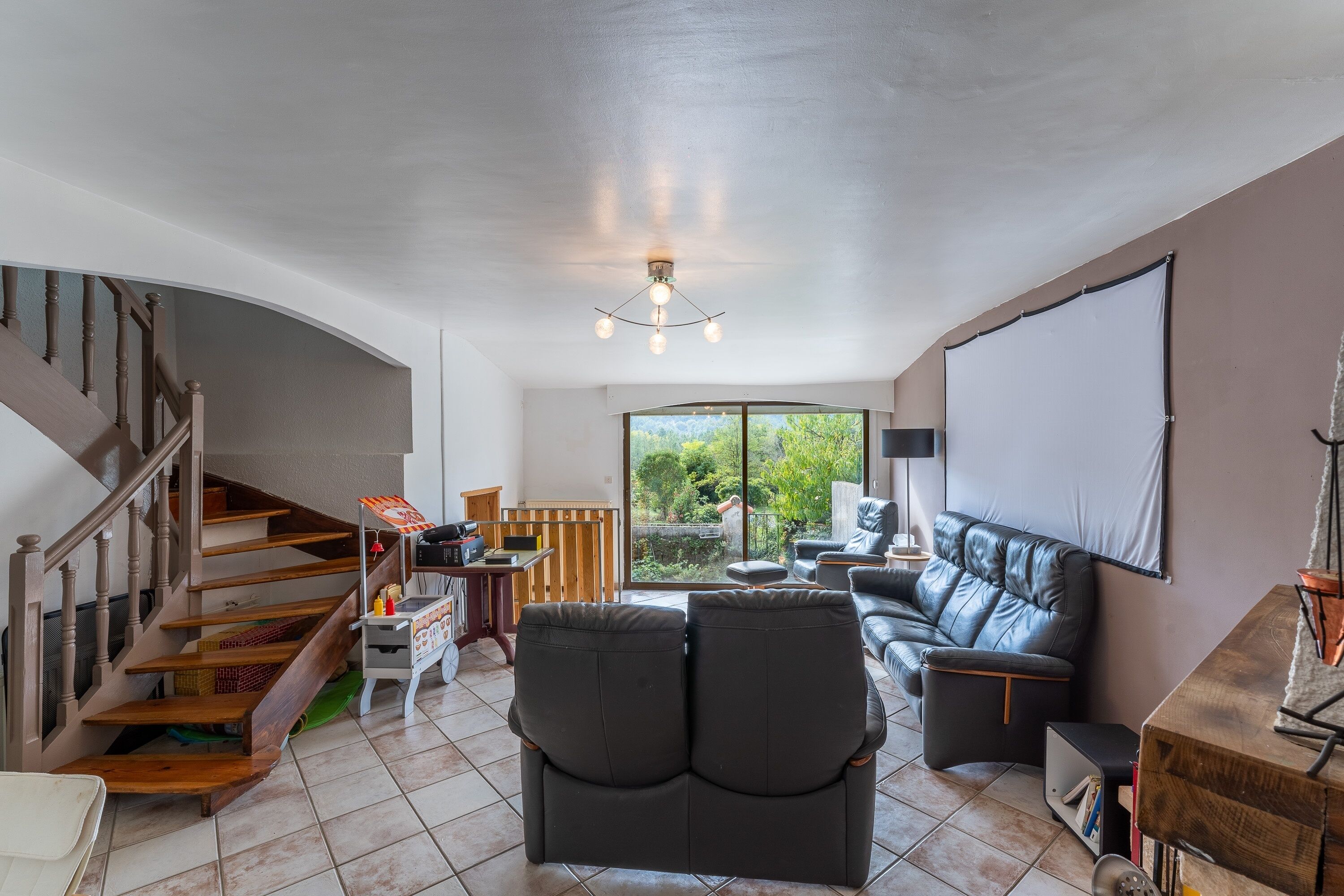 Cheminée, lecteur de DVD, chaîne hi-fi