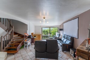 Cheminée, lecteur de DVD, chaîne hi-fi