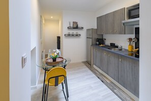 Geladeira, micro-ondas, cafeteira/chaleira