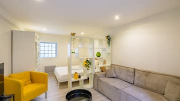 Tabla de planchar con plancha, wifi gratis y ropa de cama