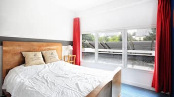 4 bedrooms, iron/ironing board, free WiFi, bed sheets