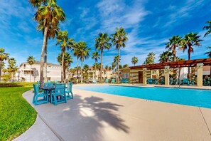 Indoor pool - Picture-perfect condo with pool & hot tub, ocean views, balcony, & internet (South Padre Island)