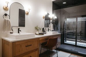 Hair dryer, towels - Beaver Lake Home with Guest House - Sleeps 16 (Garfield)