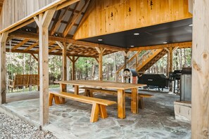 Outdoor dining - Beaver Lake Home with Guest House - Sleeps 16 (Garfield)