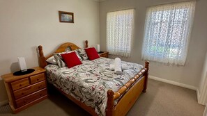3 bedrooms, iron/ironing board, free WiFi, bed sheets - Central on Kent Busselton (Busselton)