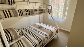 3 bedrooms, iron/ironing board, free WiFi, bed sheets