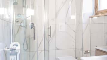 Dormitorio condiviso deluxe, dormitorio misto | Bad | Dusj, regndusjhode, hårføner og bidé