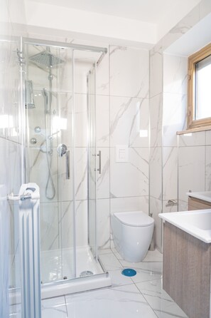 Dormitorio condiviso deluxe, dormitorio misto | Bad | Dusj, regndusjhode, hårføner og bidé