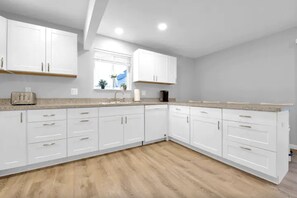 Fridge, microwave, oven, stovetop - Lakefront Home; All-Sports Elizabeth Lake; Dock, Fire Pit & Kayaks [see reviews] (Waterford Township)