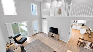 Living area - Lakefront Home; All-Sports Elizabeth Lake; Dock, Fire Pit & Kayaks [see reviews] (Waterford Township)