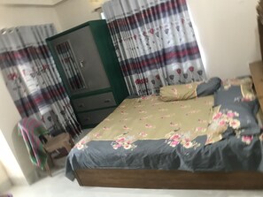 2 habitaciones, tabla de planchar con plancha, cuna de viaje y wifi