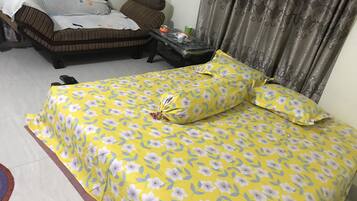 2 bedrooms, iron/ironing board, travel cot, WiFi