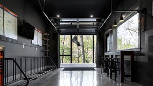 Ein modernes Interieur mit Blick ins Freie, Metallgeländern und einer Bar.