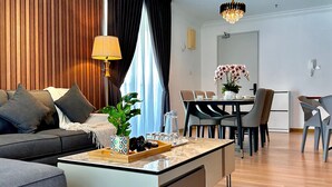 Un salon moderne comprenant un canapé, une table basse et un coin repas avec des chaises et une table.