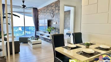 Apartemen Premium, 2 kamar tidur, Bebas Asap Rokok, pemandangan kota | Area keluarga | Smart TV 48-inci dengan saluran TV kabel, konsol video game, dan Netflix