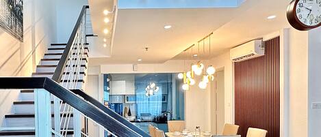 ファミリー アパートメント 5 ベッドルーム バリアフリー シティビュー | リビング エリア | 48 インチのスマートテレビ (ケーブル放送視聴可)、テレビゲーム機、Netflix