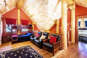 3 bedrooms, iron/ironing board, Internet, bed sheets - Luxurious log cabin with river views, hot tub, firepit, outdoor areas, & W/D (South Fork)