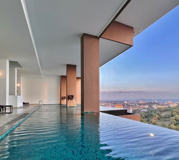 Una piscina cubierta