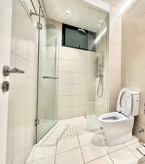 Căn hộ Deluxe, 2 phòng ngủ, phù hợp cho người khuyết tật, quang cảnh thành phố | Phòng tắm | Buồng tắm vòi sen, vòi sen phun mưa, đồ dùng nhà tắm miễn phí 