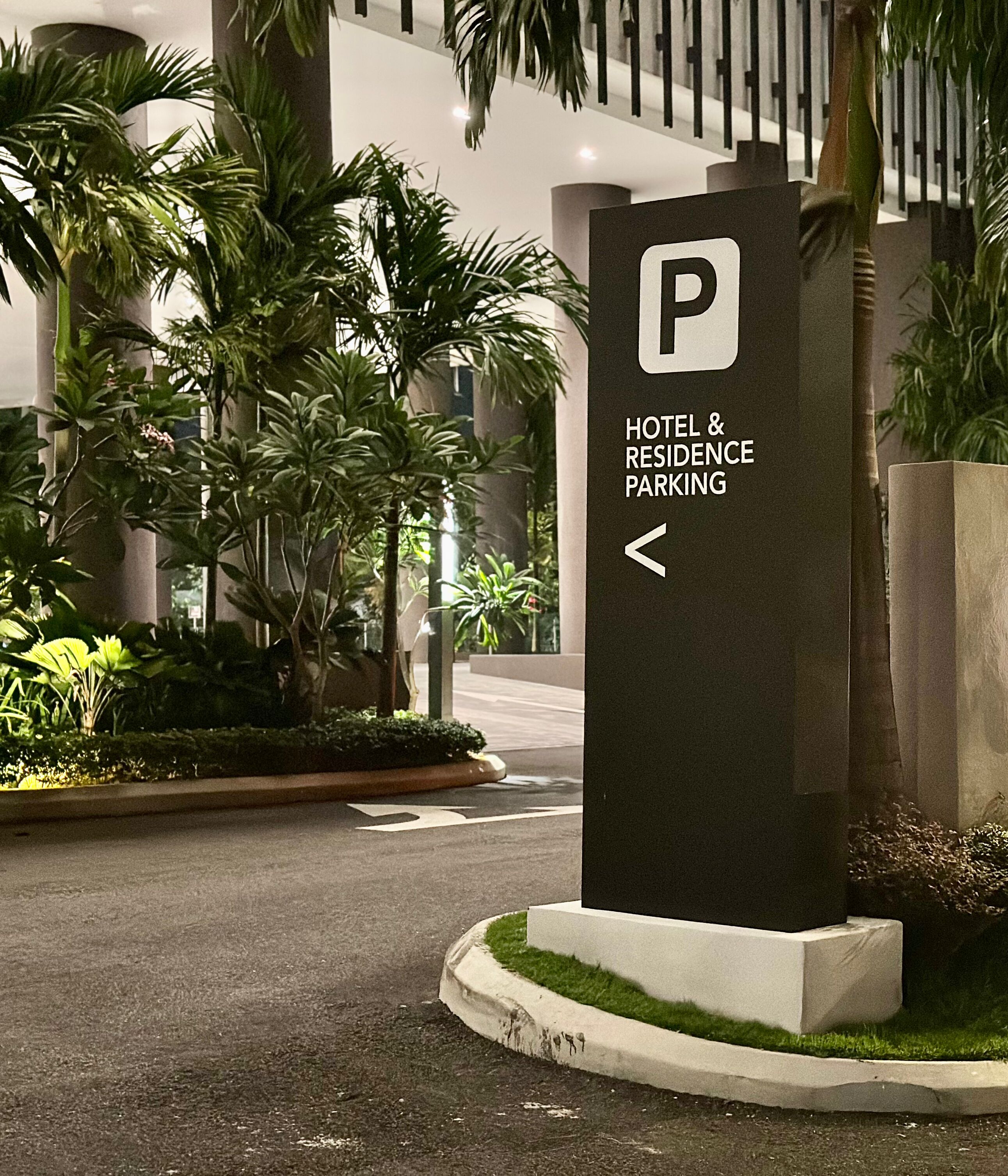 Entrada de un hotel con un cartel que indica estacionamiento para hotel y residencias.