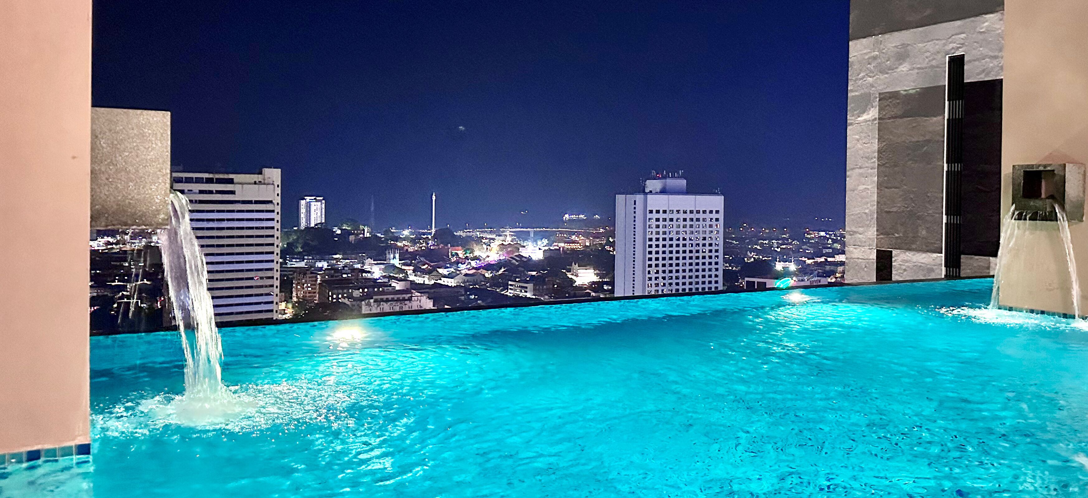 من حمّامات السباحة المغطاة