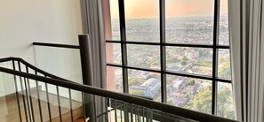 Apartamento de diseño, 2 habitaciones, accesible para personas con discapacidad, vistas a la montaña | Zona de estar | Una Smart TV, una consola de videojuegos, Netflix, películas de estreno