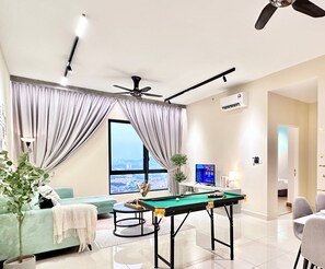 Leilighet – deluxe, 2 soverom, tilgjengelighetstilpasset, byutsikt | Oppholdsområde | En 48-tommers smart-TV med digitale kanaler samt TV-spill og Netflix