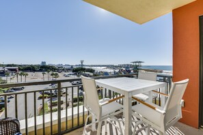 Outdoor dining - Emerald Grande Condo: Beach, Marina & Ocean View (Destin)