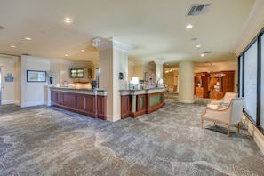 Lobby - Emerald Grande Condo: Beach, Marina & Ocean View (Destin)