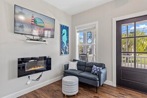 Televisión, chimenea, futbolito