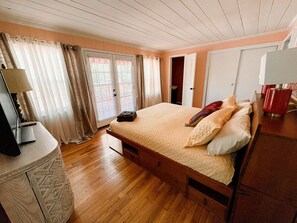 3 bedrooms, desk, iron/ironing board, travel cot
