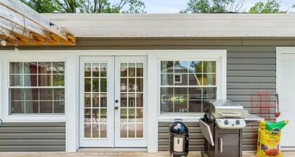 Fenced Backyard- Family Games- Playstation 5! - Close to Downtown