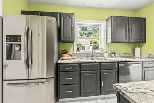 Fenced Backyard- Family Games- Playstation 5! - Close to Downtown