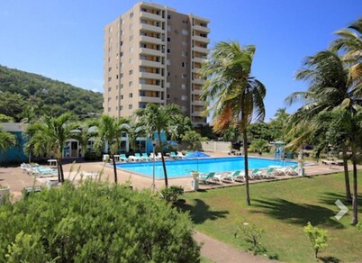 Beach Ready Condo than 5 mins. away from your private beach and Margaritaville.