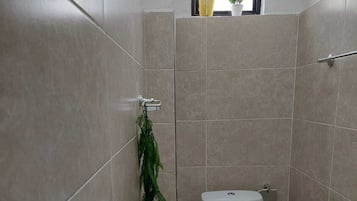 Shower, jetted bath, hair dryer, bidet
