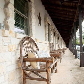 المنطقة المحيطة بالمنشأة